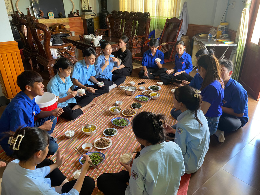 Các thí sinh ở huyện Đức Cơ tham gia kỳ thi tốt nghiệp THPT được ăn cơm miễn phí tại nhà chị Nô En. Ảnh: T.T Các thí sinh ở huyện Đức Cơ tham gia kỳ thi tốt nghiệp THPT được ăn cơm miễn phí tại nhà chị Nô En. Ảnh: T.T