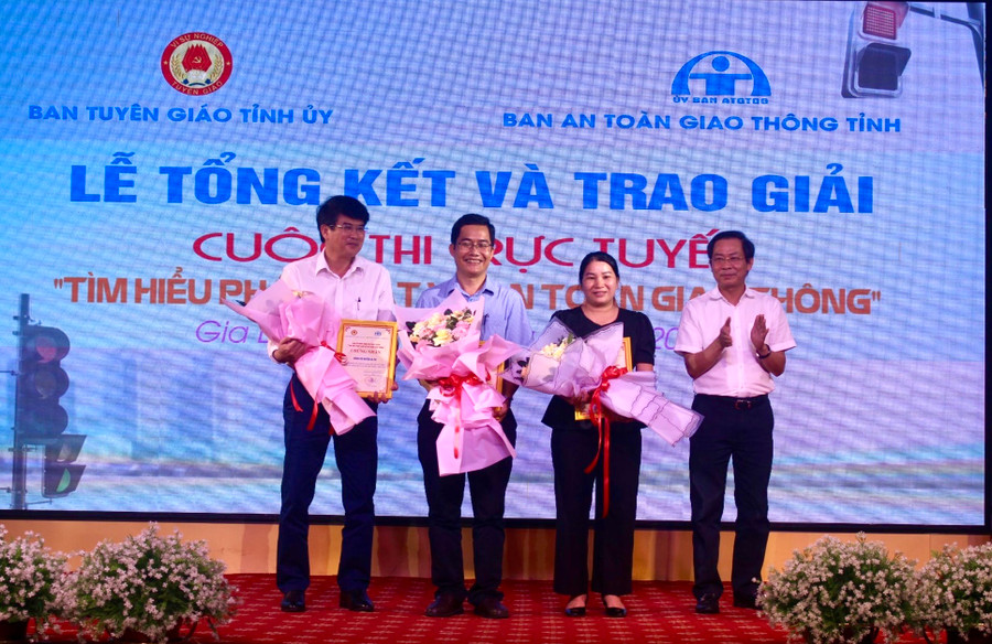 Phó Trưởng ban Thường trực Ban Tuyên giáo Tỉnh ủy Đỗ Tiến Đông (bìa phải) trao giải cho các tập thể đạt giải cuộc thi trực tuyến "Tìm hiểu pháp luật về an toàn giao thông". Ảnh: P.L Phó Trưởng ban Thường trực Ban Tuyên giáo Tỉnh ủy Đỗ Tiến Đông (bìa phải) trao giải cho các tập thể đạt giải cuộc thi trực tuyến "Tìm hiểu pháp luật về an toàn giao thông". Ảnh: P.L