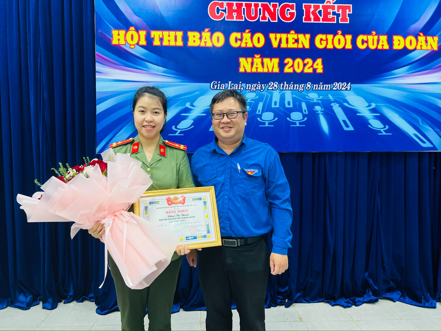 Phó Bí thư Tỉnh Đoàn Nguyễn Chí Hiếu (bìa phải) trao giải nhất cho thí sinh Phan Thị Thuận-đoàn viên Đoàn cơ sở Công an huyện Chư Păh. Ảnh: P.L