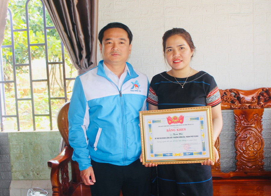 Anh Đỗ Duy Nam-Phó Bí thư Tỉnh Đoàn tặng bằng khen của Ban Chấp hành Tỉnh Đoàn cho chị Ksor Hà vì có nhiều nỗ lực trong bảo tồn văn hóa truyền thống. Ảnh: P.L Anh Đỗ Duy Nam-Phó Bí thư Tỉnh Đoàn tặng bằng khen của Ban Chấp hành Tỉnh Đoàn cho chị Ksor Hà vì có nhiều nỗ lực trong bảo tồn văn hóa truyền thống. Ảnh: P.L
