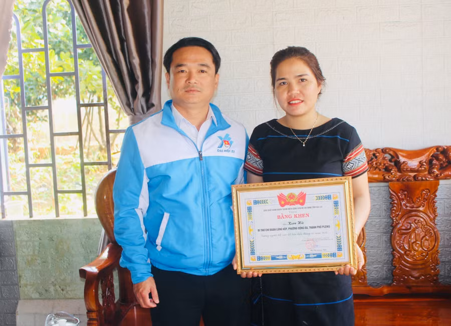 Anh Đỗ Duy Nam-Phó Bí thư Tỉnh Đoàn tặng bằng khen của Ban Chấp hành Tỉnh Đoàn cho chị Ksor Hà vì có nhiều nỗ lực trong bảo tồn văn hóa truyền thống. Ảnh: P.L