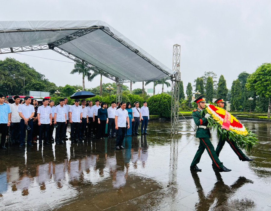 Đoàn công tác tỉnh Hải Dương cùng với lãnh đạo tỉnh Gia Lai dâng hương, dâng hoa tại Nghĩa trang Liệt sĩ tỉnh. Ảnh: P.L