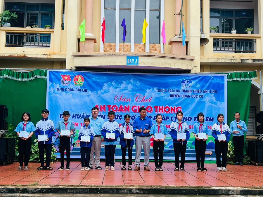 20 em học sinh vượt khó học tốt của Trường THCS Quang Trung được nhận quà của Trung tâm Hoạt động Thanh thiếu nhi tỉnh. Ảnh: M.N