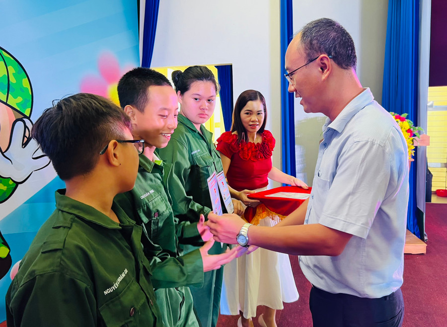 Anh Phan Hồ Giang-Phó Bí thư Thường trực Tỉnh Đoàn trao giấy chứng nhận hoàn thành chương trình Học kỳ trong quân đội cho các chiến sĩ nhí. Ảnh: P.L