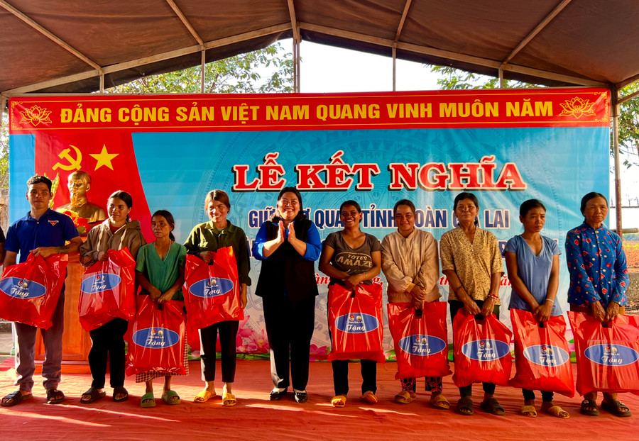 Bí thư Tỉnh Đoàn Hà Thị Giang Thảo (thứ 4 từ trái sang) tặng quà hộ nghèo làng Phang. Ảnh: P.L Bí thư Tỉnh Đoàn Hà Thị Giang Thảo (thứ 4 từ trái sang) tặng quà hộ nghèo làng Phang. Ảnh: P.L