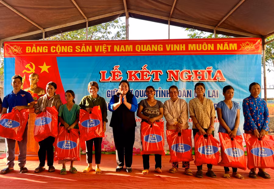 Bí thư Tỉnh Đoàn Hà Thị Giang Thảo (thứ 4 từ trái sang) tặng quà hộ nghèo làng Phang. Ảnh: P.L