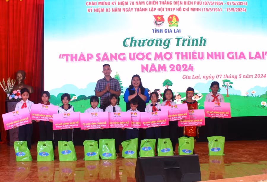 Bí thư Tỉnh Đoàn Hà Thị Giang Thảo (bìa phải, hàng sau) tặng mô hình sinh kế cho thiếu nhi khó khăn của xã Ia Lang. Ảnh: P.L