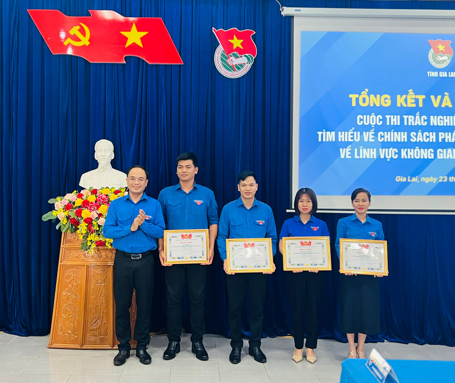 Phó Bí thư Tỉnh Đoàn Đỗ Đức Thanh (bìa trái) trao giải nhì cho các cá nhân đạt giải. Ảnh: P.L Phó Bí thư Tỉnh Đoàn Đỗ Đức Thanh (bìa trái) trao giải nhì cho các cá nhân đạt giải. Ảnh: P.L