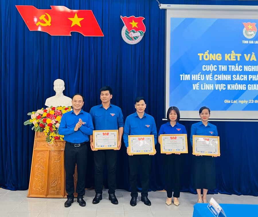 Phó Bí thư Tỉnh Đoàn Đỗ Đức Thanh (bìa trái) trao giải nhì cho các cá nhân đạt giải. Ảnh: P.L