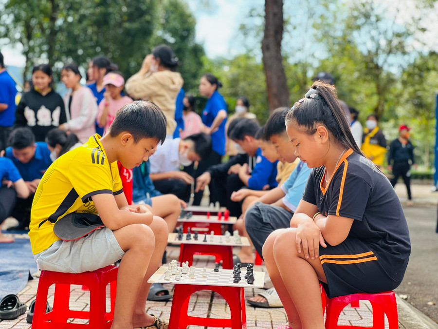 Các em thiếu nhi thị trấn Phú Hòa chơi cờ vua. Ảnh: P.L Các em thiếu nhi thị trấn Phú Hòa chơi cờ vua. Ảnh: P.L