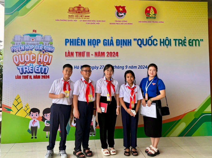 4 đại biểu (theo thứ tự từ trái sang): Vũ Hoàng Nam, Lê Nguyễn Anh Khoa, Ngô Thị Ánh Dương, Trần Thúy Hiền tham gia phiên họp giả định &quot;Quốc hội trẻ em&quot;. Ảnh: Mỹ Dung
