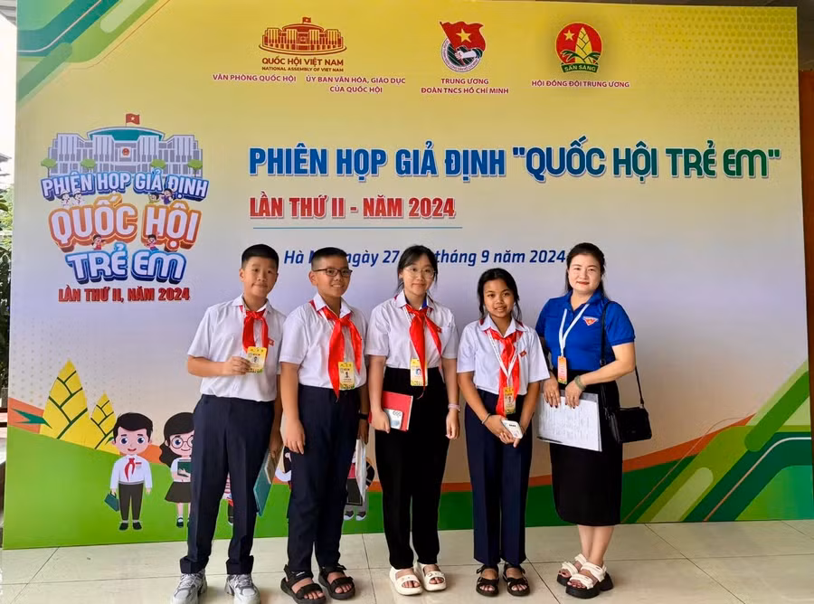 4 đại biểu (theo thứ tự từ trái sang): Vũ Hoàng Nam, Lê Nguyễn Anh Khoa, Ngô Thị Ánh Dương, Trần Thúy Hiền tham gia phiên họp giả định "Quốc hội trẻ em". Ảnh: Mỹ Dung