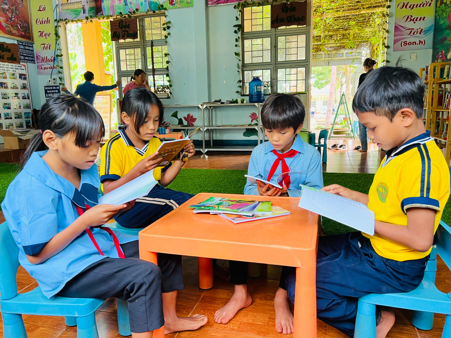 Tích cực đọc sách giúp các em học sinh có thêm những kiến thức bổ ích. Ảnh: M.N Tích cực đọc sách giúp các em học sinh có thêm những kiến thức bổ ích. Ảnh: M.N