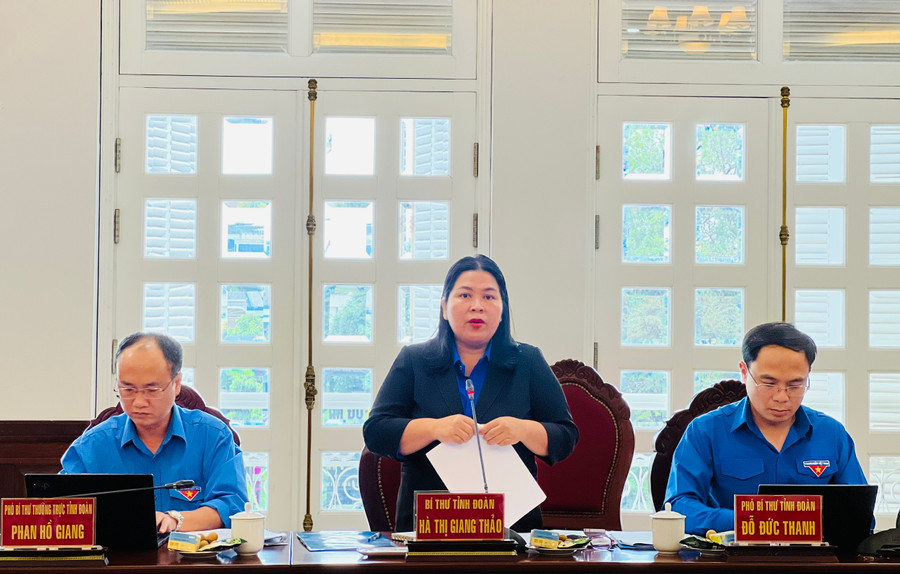 Bí thư Tỉnh Đoàn Hà Thị Giang Thảo (ở giữa) báo cáo kết quả công tác Đoàn và phong trào thanh thiếu nhi trong quý I-2024 tại buổi làm việc. Ảnh: P.L Bí thư Tỉnh Đoàn Hà Thị Giang Thảo (ở giữa) báo cáo kết quả công tác Đoàn và phong trào thanh thiếu nhi trong quý I-2024 tại buổi làm việc. Ảnh: P.L