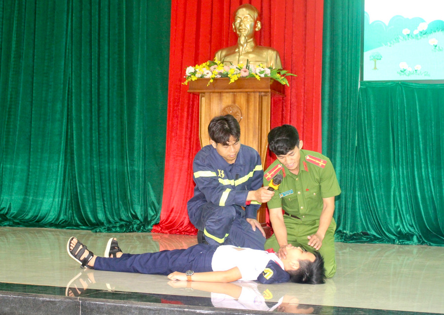 Cán bộ, chiến sĩ Công an tỉnh Gia Lai hướng dẫn kỹ năng sơ cứu người bị tai nạn đuối nước cho cán bộ Chỉ huy Đội ở huyện Chư Prông. Ảnh: M.N