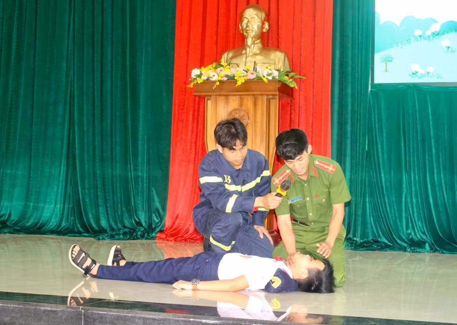 Cán bộ, chiến sĩ Công an tỉnh Gia Lai hướng dẫn kỹ năng sơ cứu người bị tai nạn đuối nước cho cán bộ Chỉ huy Đội ở huyện Chư Prông. Ảnh: M.N Cán bộ, chiến sĩ Công an tỉnh Gia Lai hướng dẫn kỹ năng sơ cứu người bị tai nạn đuối nước cho cán bộ Chỉ huy Đội ở huyện Chư Prông. Ảnh: M.N