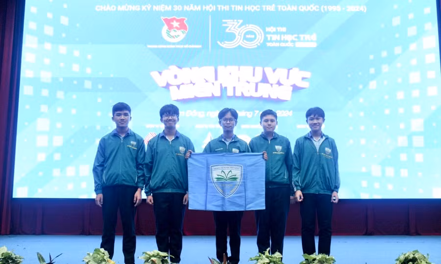 Các thí sinh Trường THPT Chi Lăng (TP. Pleiku) tham gia Hội thi Tin học trẻ toàn quốc khu vực miền Trung. Ảnh: ĐVCC