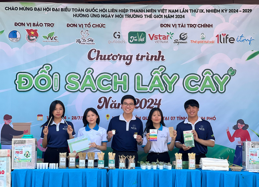 Nhóm từ thiện FLy To Sky triển khai chương trình Đổi sách lấy cây nhằm lan tỏa thông điệp bảo vệ môi trường. Ảnh: P.L