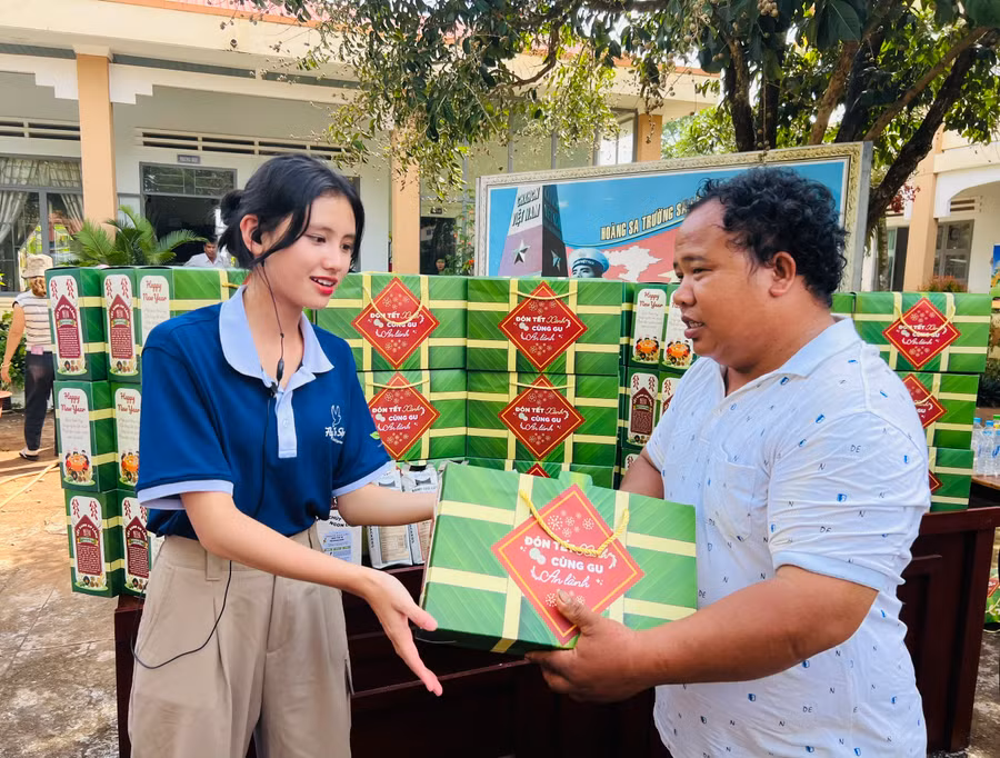 Nhóm từ thiện Fly To Sky tặng quà người dân xã Ia Phí. Ảnh: P.L