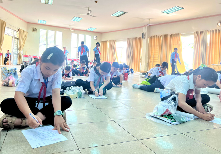 Các thí sinh tham gia phần thi trắc nghiệm kiến thức. Ảnh: P.L Các thí sinh tham gia phần thi trắc nghiệm kiến thức. Ảnh: P.L