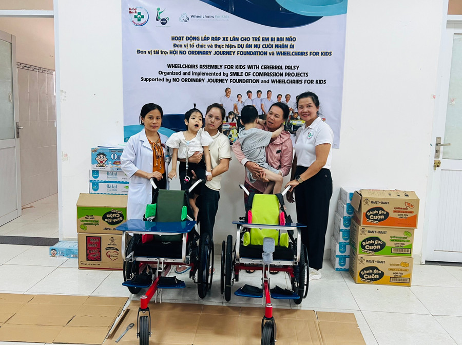 Đại diện Dự án Nụ cười nhân ái tặng xe lăn cho trẻ em bị bại não đang điều trị tại Bệnh viện Nhi tỉnh Gia Lai. Ảnh: P.L