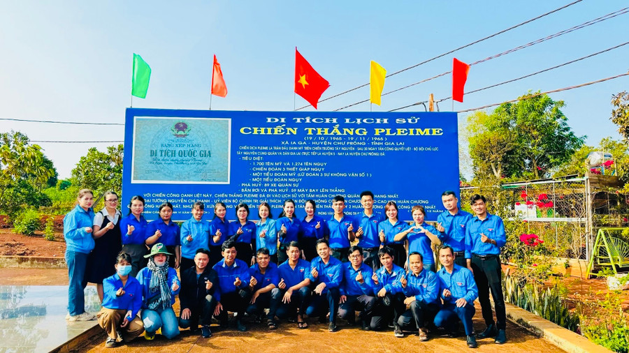 Tuổi trẻ huyện Chư Prông hành trình về nguồn, thăm Di tích lịch sử chiến thắng Pleime. Ảnh: Siu H'Tuyết Tuổi trẻ huyện Chư Prông hành trình về nguồn, thăm Di tích lịch sử chiến thắng Pleime. Ảnh: Siu H'Tuyết