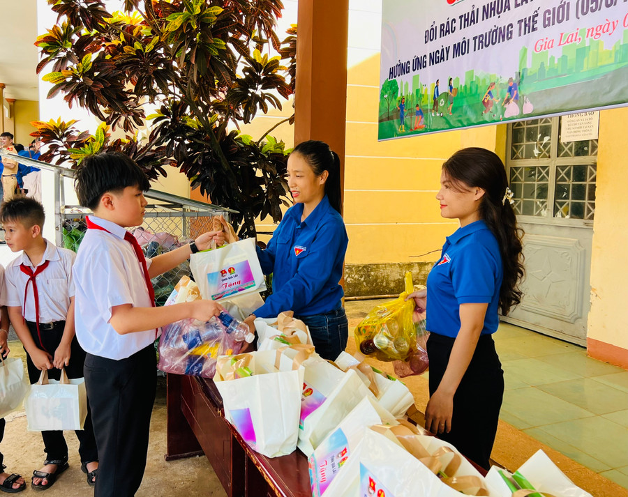 Các em thiếu nhi xã Ia Tô (huyện Ia Grai) đổi rác thải nhựa lấy dụng cụ học tập. Ảnh: M.N