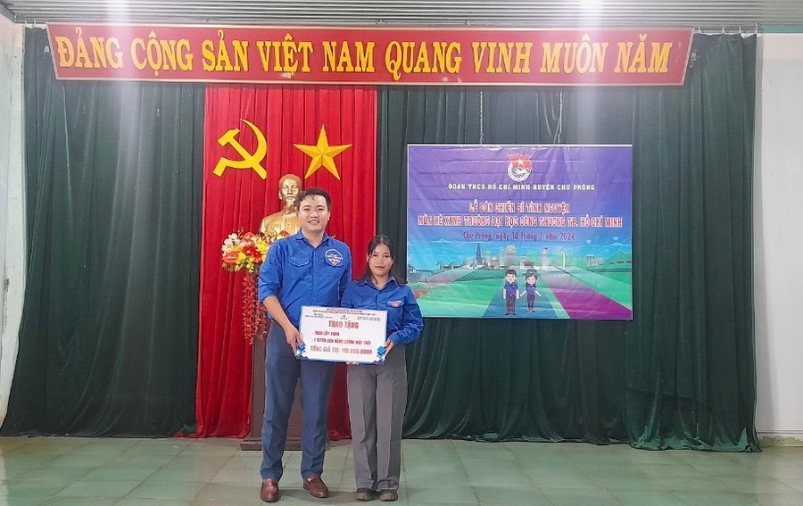 Trường Đại học Công thương TP. Hồ Chí Minh trao bảng tượng trưng công trình tuyến đường năng lượng mặt trời cho Đoàn xã Ia Kly. Ảnh: Lê Thư