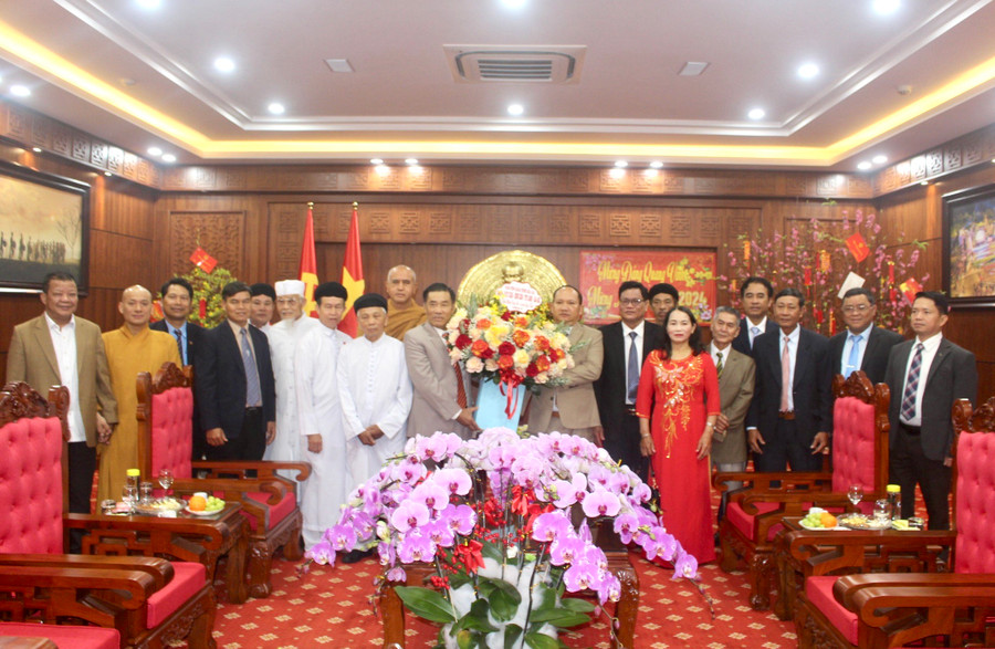 Phó Bí thư Tỉnh ủy Rah Lan Chung (thứ 9 từ phải sang) đón tiếp Đoàn đại diện các tổ chức tôn giáo. Ảnh: P.L