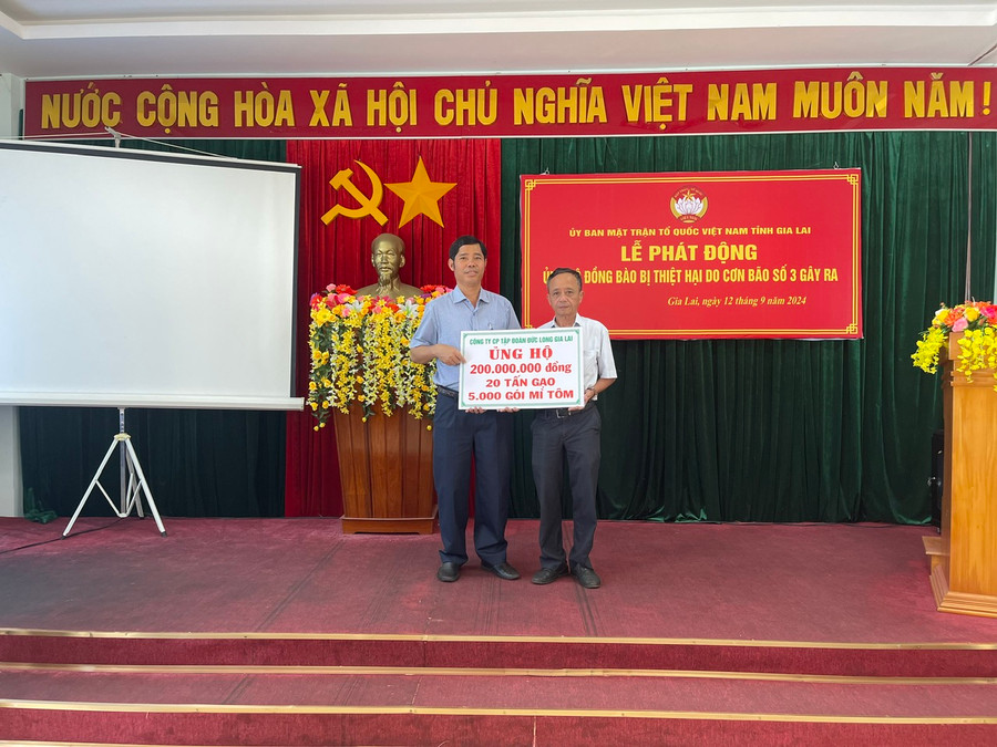 Đại diện Công ty cổ phần Tập đoàn Đức Long Gia Lai ủng hộ tại lễ phát động. Ảnh: P.D Đại diện Công ty cổ phần Tập đoàn Đức Long Gia Lai ủng hộ tại lễ phát động. Ảnh: P.D