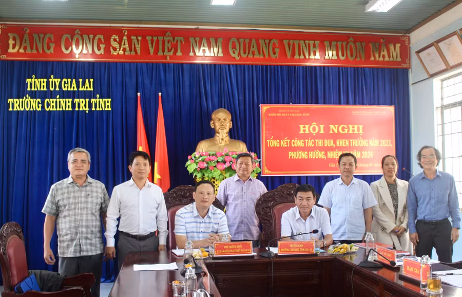 Các đơn vị ký kết giao ước thi đua năm 2024. Ảnh: P.L