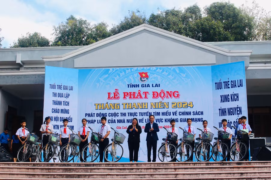 Bí thư Tỉnh Đoàn Hà Thị Giang Thảo và Bí thư Thị ủy An Khê Nguyễn Xuân Phước trao tặng xe đạp cho thiếu nhi khó khăn của thị xã An Khê. Ảnh: P.L