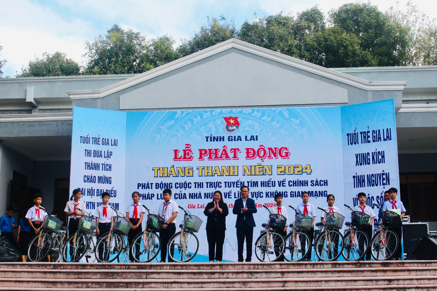 Bí thư Tỉnh Đoàn Hà Thị Giang Thảo và Bí thư Thị ủy An Khê Nguyễn Xuân Phước trao tặng xe đạp cho thiếu nhi khó khăn của thị xã An Khê. Ảnh: P.L