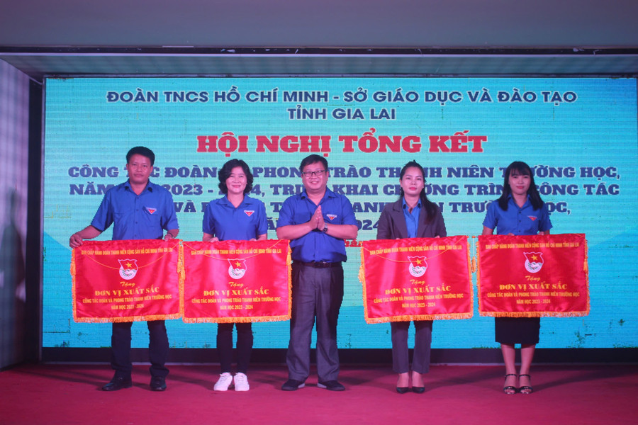 Anh Nguyễn Chí Hiếu (ở giữa)-Phó Bí thư Tỉnh Đoàn tặng cờ thi đua của Ban Chấp hành Tỉnh Đoàn cho các tập thể có thành tích xuất sắc trong công tác Đoàn trường học. Ảnh: P.L Anh Nguyễn Chí Hiếu (ở giữa)-Phó Bí thư Tỉnh Đoàn tặng cờ thi đua của Ban Chấp hành Tỉnh Đoàn cho các tập thể có thành tích xuất sắc trong công tác Đoàn trường học. Ảnh: P.L
