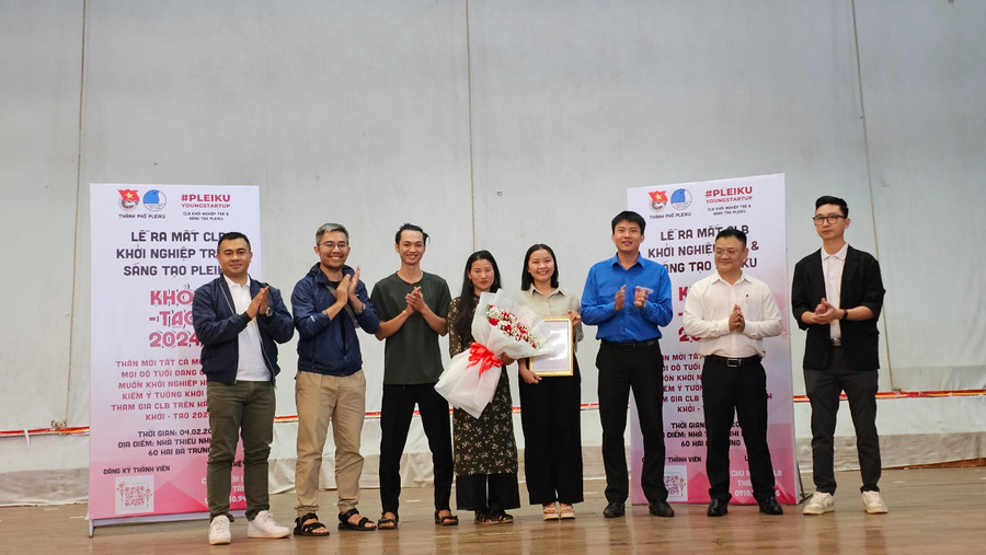 Anh Thái Giang Nam (thứ 3 từ phải qua)-Bí thư Thành Đoàn, Chủ tịch Hội LHTN Việt Nam TP. Pleiku trao quyết định thành lập cho các thành viên Câu lạc bộ. Ảnh: M.N Anh Thái Giang Nam (thứ 3 từ phải qua)-Bí thư Thành Đoàn, Chủ tịch Hội LHTN Việt Nam TP. Pleiku trao quyết định thành lập cho các thành viên Câu lạc bộ. Ảnh: M.N