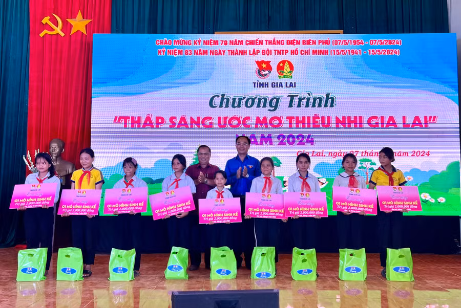 Lãnh đạo Tỉnh Đoàn và Huyện ủy Đức Cơ tặng mô hình sinh kế cho thiếu nhi xã Ia Lang. Ảnh: P.L