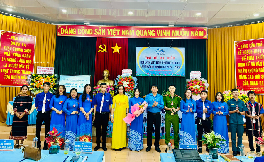 Ủy ban Hội LHTN phường Hoa Lư khóa VIII (nhiệm kỳ 2024-2029) ra mắt tại Đại hội. Ảnh: P.L