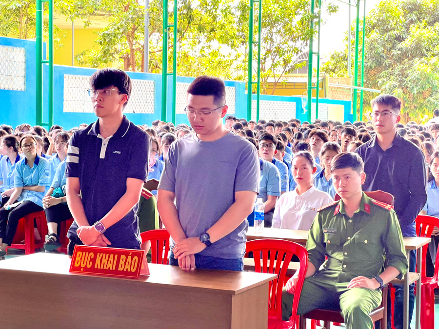 Phiên tòa giả định được tổ chức tại Trường THPT Chi Lăng đề cấp đến văn hóa ứng xử trên không gian mạng. Ảnh: P.L