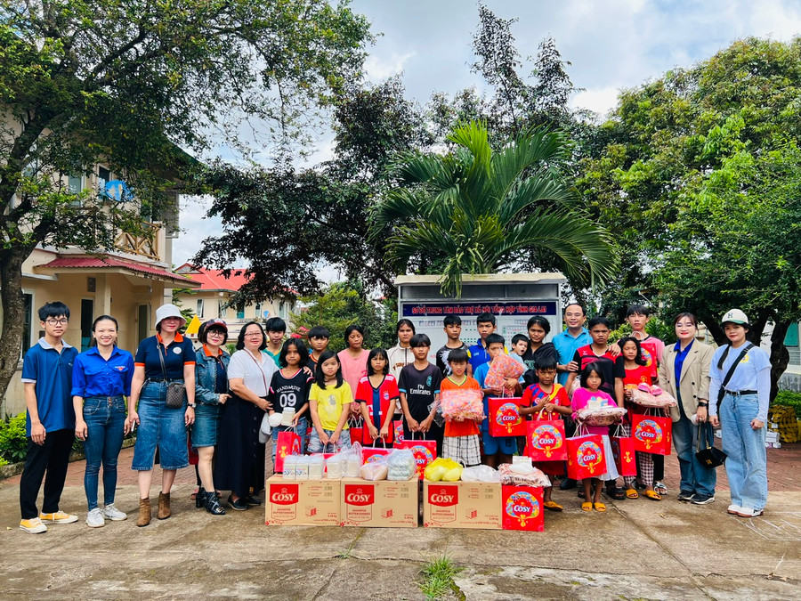 Các câu lạc bộ, đội, nhóm tình nguyện trên địa bàn tỉnh dành sự quan tâm cho trẻ em đang được nuôi dưỡng tại Trung tâm Bảo trợ Xã hội tổng hợp tỉnh. Ảnh: M.N Các câu lạc bộ, đội, nhóm tình nguyện trên địa bàn tỉnh dành sự quan tâm cho trẻ em đang được nuôi dưỡng tại Trung tâm Bảo trợ Xã hội tổng hợp tỉnh. Ảnh: M.N