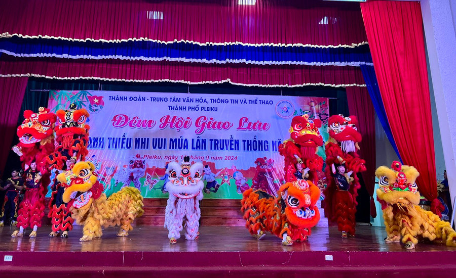 Một tiết mục biểu diễn lân sư rồng tại đêm hội giao lưu. Ảnh: M.N