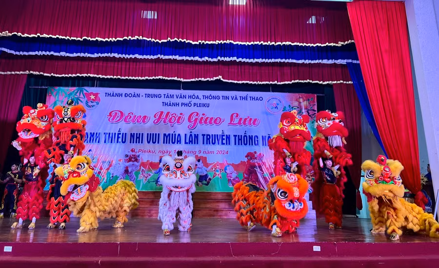 Một tiết mục biểu diễn lân sư rồng tại đêm hội giao lưu. Ảnh: M.N