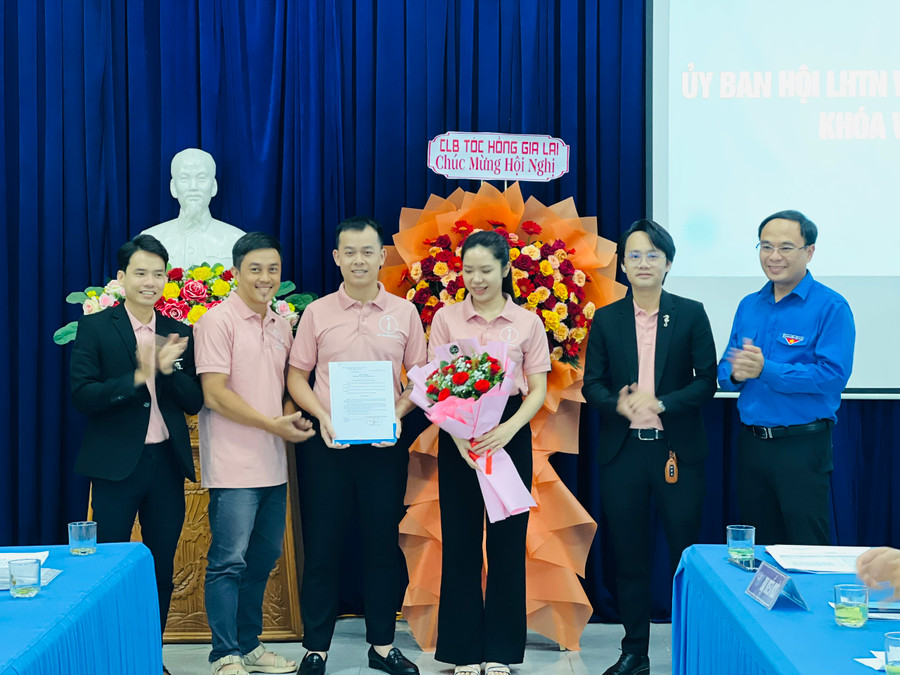 Phó Bí thư Tỉnh Đoàn, Chủ tịch Hội LHTN Việt Nam tỉnh Đỗ Đức Thanh (bìa phải) trao quyết định và ra mắt Câu lạc bộ Tóc hồng trực thuộc Hội LHTN Việt Nam tỉnh. Ảnh: P.L