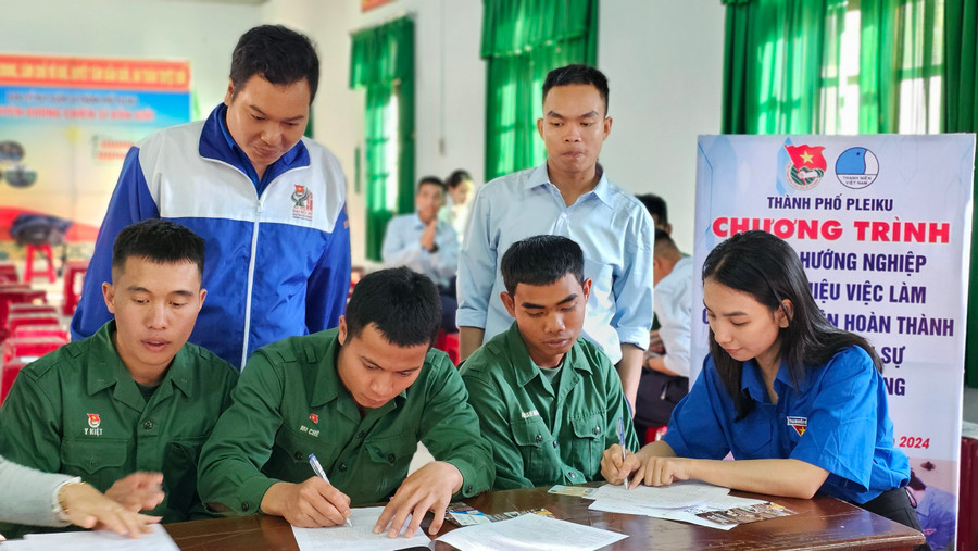 Thanh niên vừa hoàn thành nghĩa vụ quân sự được Thành Đoàn-Hội LHTN Việt Nam TP. Pleiku tạo điều kiện tìm kiếm việc làm, học nghề. Ảnh: M.N