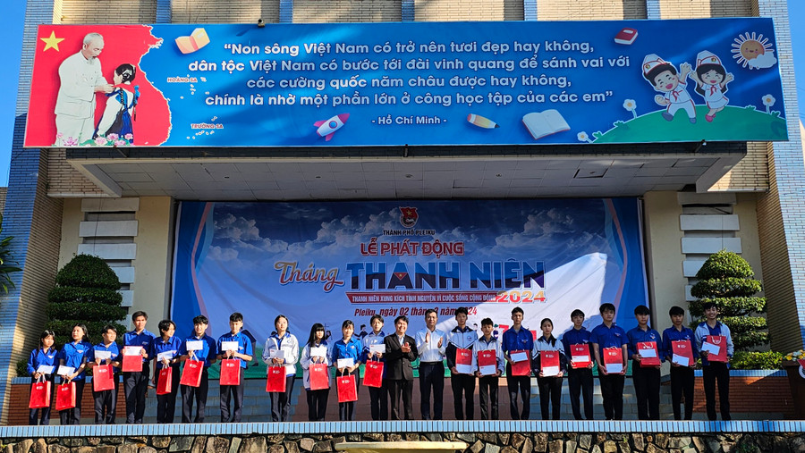 Câu lạc bộ Tiếng Anh vì cộng đồng tỉnh Bình Dương tặng quà học sinh THPT vượt khó học tốt của TP. Pleiku. Ảnh: P.L Câu lạc bộ Tiếng Anh vì cộng đồng tỉnh Bình Dương tặng quà học sinh THPT vượt khó học tốt của TP. Pleiku. Ảnh: P.L