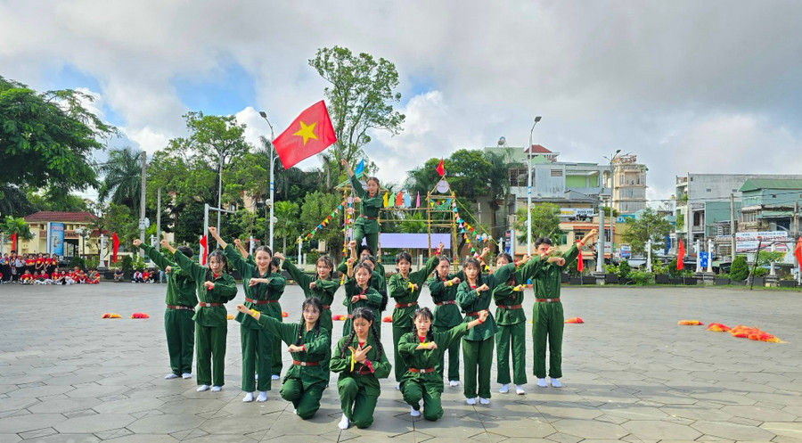 Tiết mục dân vũ của đội thi xã An Phú. Ảnh: P.L