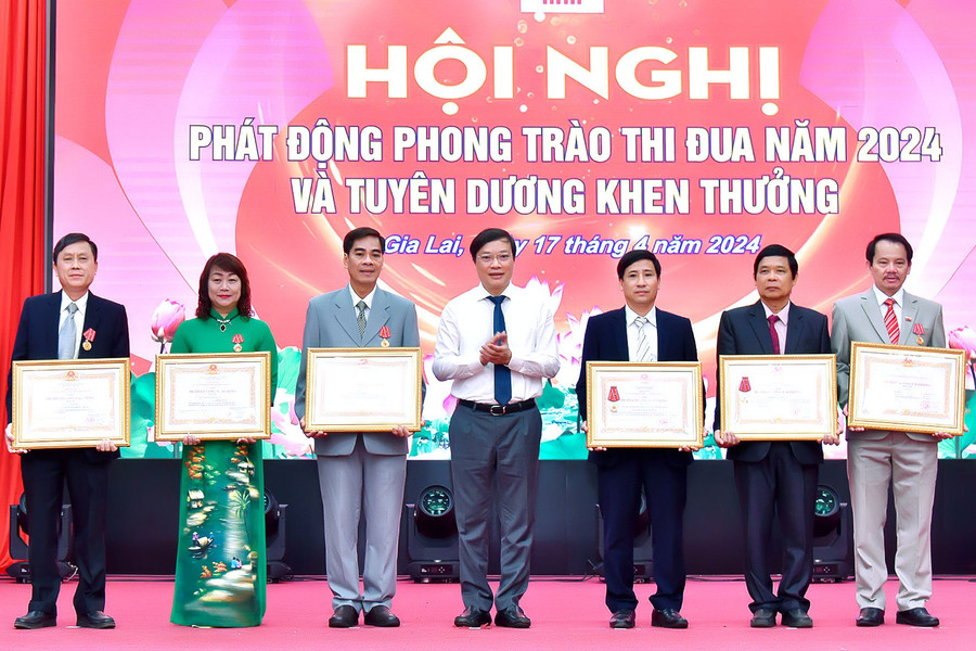 Thừa ủy nhiệm của Chủ tịch nước, Chủ tịch UBND tỉnh Trương Hải Long trao Huân chương Lao động hạng nhì, hạng ba cho các tập thể, cá nhân. Ảnh: Đ.T Thừa ủy nhiệm của Chủ tịch nước, Chủ tịch UBND tỉnh Trương Hải Long trao Huân chương Lao động hạng nhì, hạng ba cho các tập thể, cá nhân. Ảnh: Đ.T