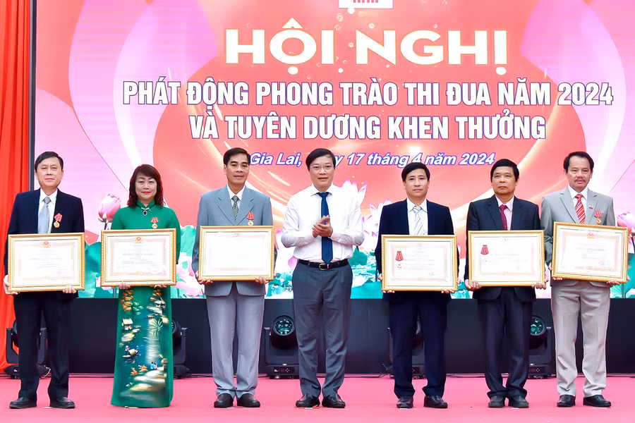 Thừa ủy nhiệm của Chủ tịch nước, Chủ tịch UBND tỉnh Trương Hải Long trao Huân chương Lao động hạng nhì, hạng ba cho các tập thể, cá nhân. Ảnh: Đ.T