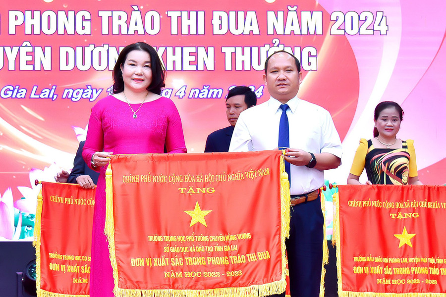 Thừa ủy nhiệm của Thủ tướng Chính phủ, Phó Bí thư Tỉnh ủy Rah Lan Chung trao cờ thi đua của Chính phủ cho đại diện Trường THPT chuyên Hùng Vương. Ảnh: Đ.T Thừa ủy nhiệm của Thủ tướng Chính phủ, Phó Bí thư Tỉnh ủy Rah Lan Chung trao cờ thi đua của Chính phủ cho đại diện Trường THPT chuyên Hùng Vương. Ảnh: Đ.T