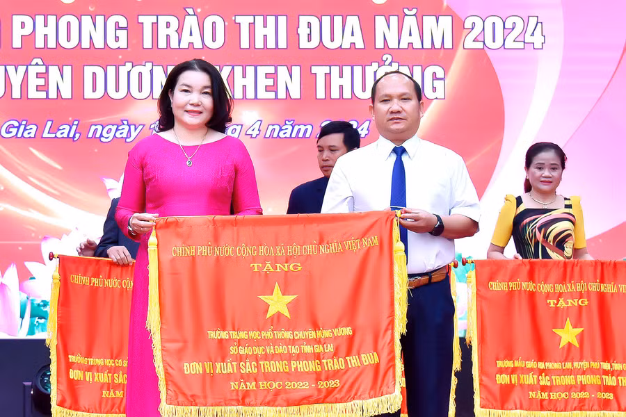 Thừa ủy nhiệm của Thủ tướng Chính phủ, Phó Bí thư Tỉnh ủy Rah Lan Chung trao cờ thi đua của Chính phủ cho đại diện Trường THPT chuyên Hùng Vương. Ảnh: Đ.T