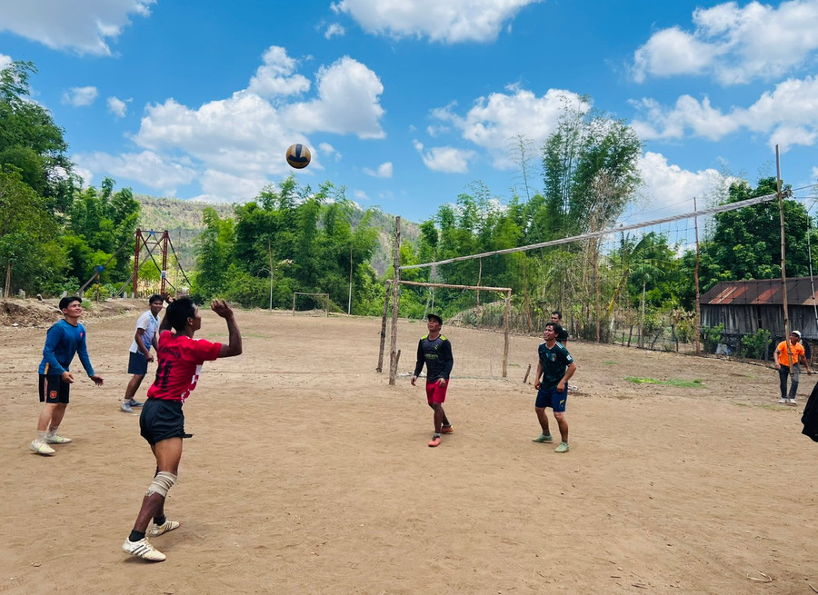 Đoàn viên, thanh niên làng Keo (xã Ayun, huyện Chư Sê) thi đấu bóng chuyền. Ảnh: M.N Đoàn viên, thanh niên làng Keo (xã Ayun, huyện Chư Sê) thi đấu bóng chuyền. Ảnh: M.N